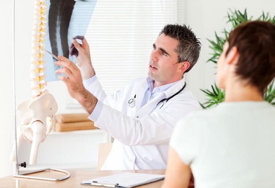 Dọkịta na-enyocha X-ray iji choputa ogwu osteochondrosis